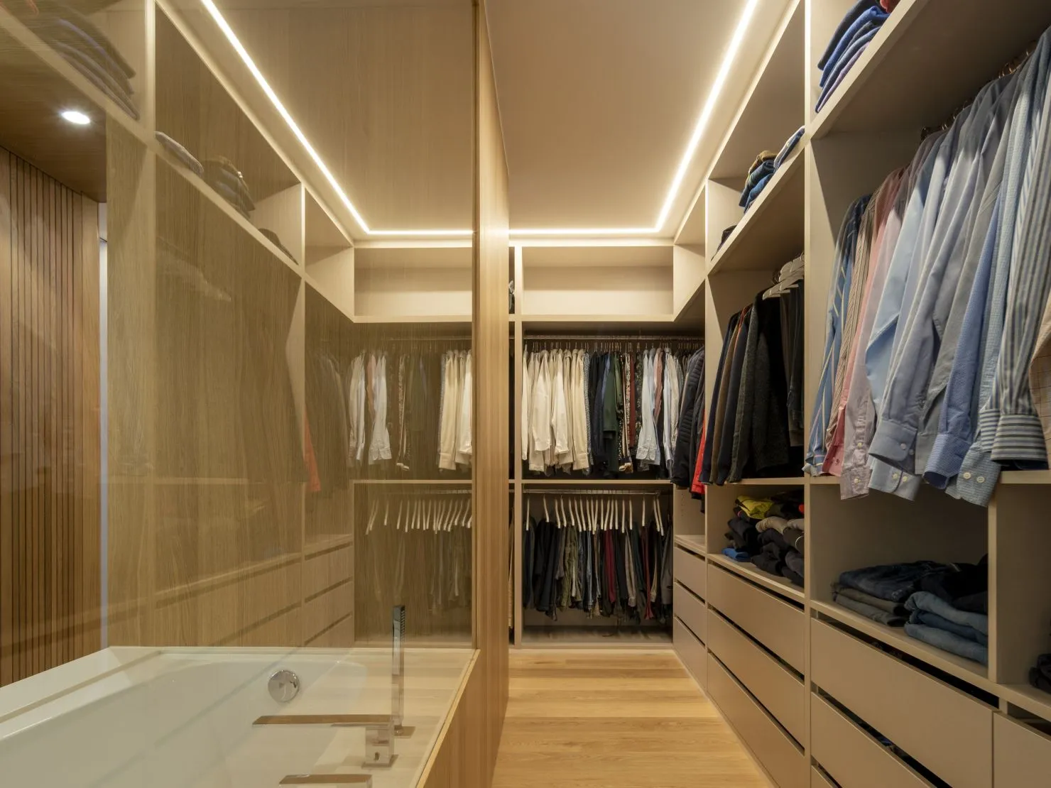 Détail intérieur d'un dressing avec tiroirs