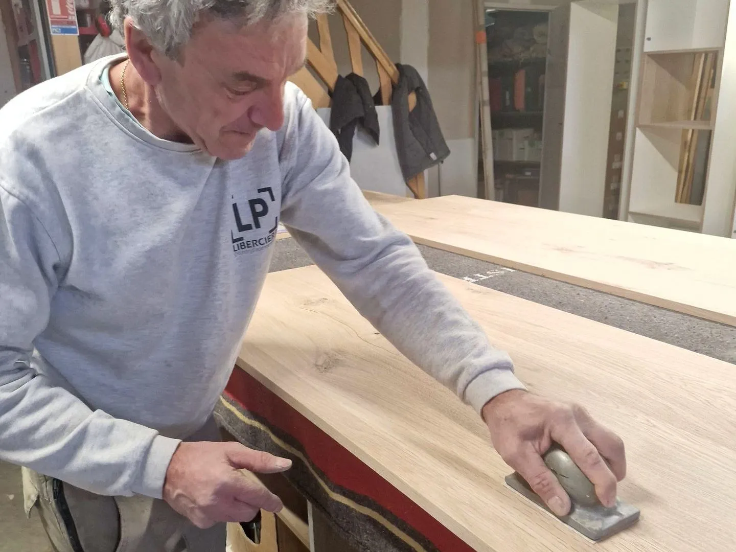 Fabrication de meubles de cuisine en atelier